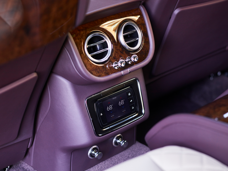 Illustration for article titled The 2017 Bentley Bentayga Is Way Too Ridiculous And Way Too Fast Not To Love